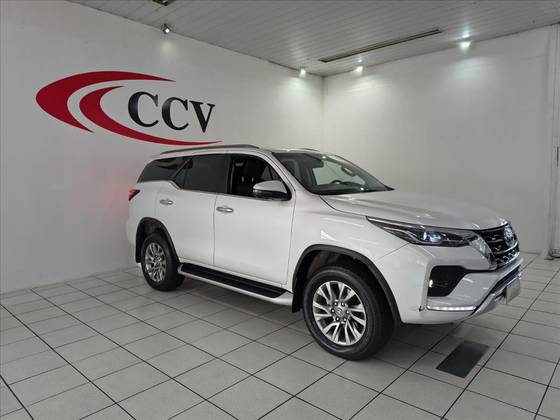 TOYOTA HILUX SW4 2.8 D-4D TURBO DIESEL SRX 7L 4X4 AUTOMÁTICO